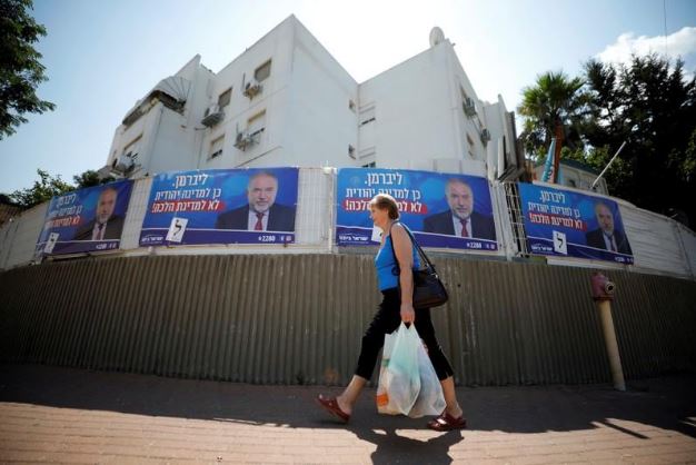 ملصقات للدعاية الانتخابية في مدينة عسقلان بإسرائيل في صورة بتاريخ الخامس من سبتمبر 2019. تصوير: امير كوهين - رويترز.
